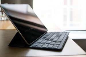 tablet-small-computer-with-keyboard-on-work-office-PTZ5B7C